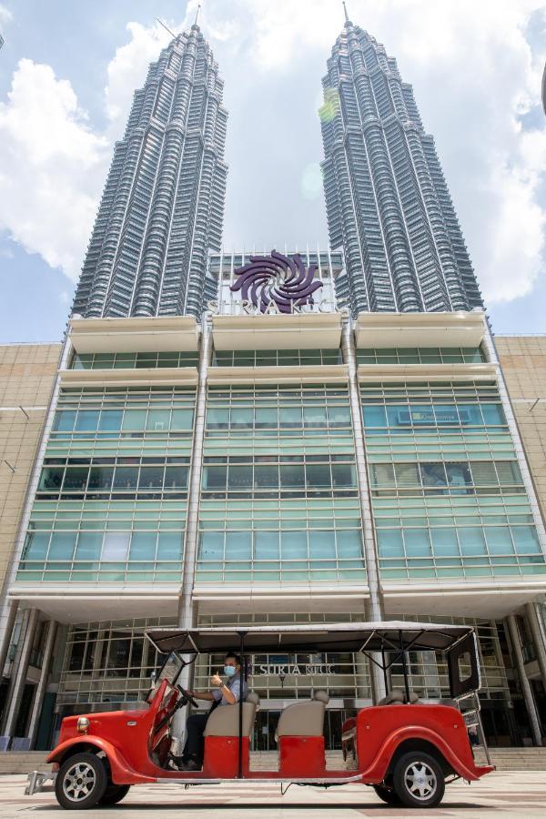 Traders Hotel, קואלה לומפור מראה חיצוני תמונה The photo shows a modern building with a sleek, glass facade. It features multiple floors, with large windows that allow natural light to enter. At the top of the building, there is a prominent logo or emblem depicting a stylized swirl. The backgroun