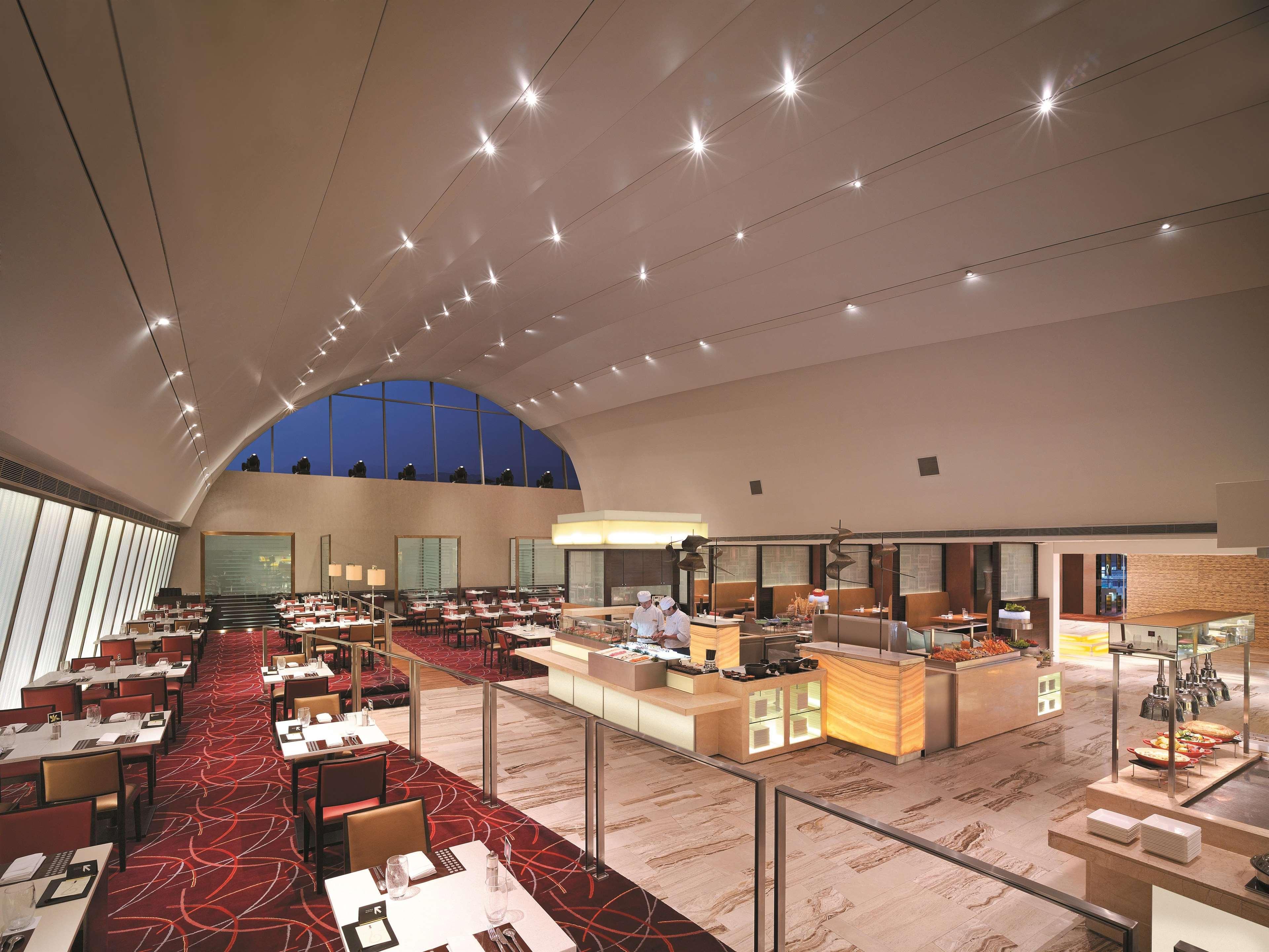Traders Hotel, קואלה לומפור מראה חיצוני תמונה The photo shows a modern restaurant interior with a spacious and open layout. The design features high ceilings and large windows that allow natural light to flood the space. The decor is sleek and contemporary, with a combination of wooden elements 