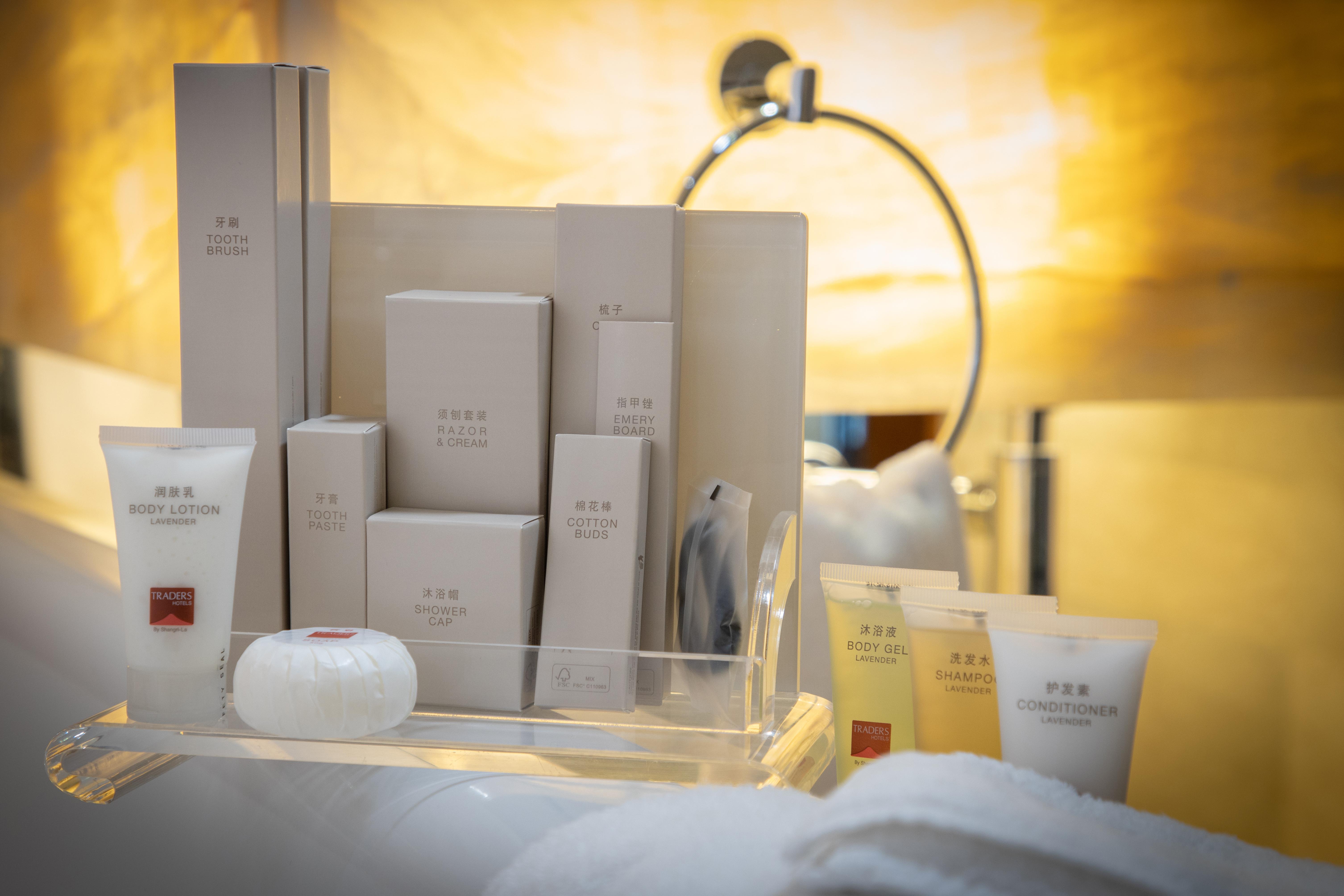 Traders Hotel, קואלה לומפור מראה חיצוני תמונה The photo displays a collection of luxury toiletries arranged on a counter. There are several elegantly packaged products, including lotions, shampoos, conditioners, and soaps. The items are in minimalist packaging, primarily in shades of white and g