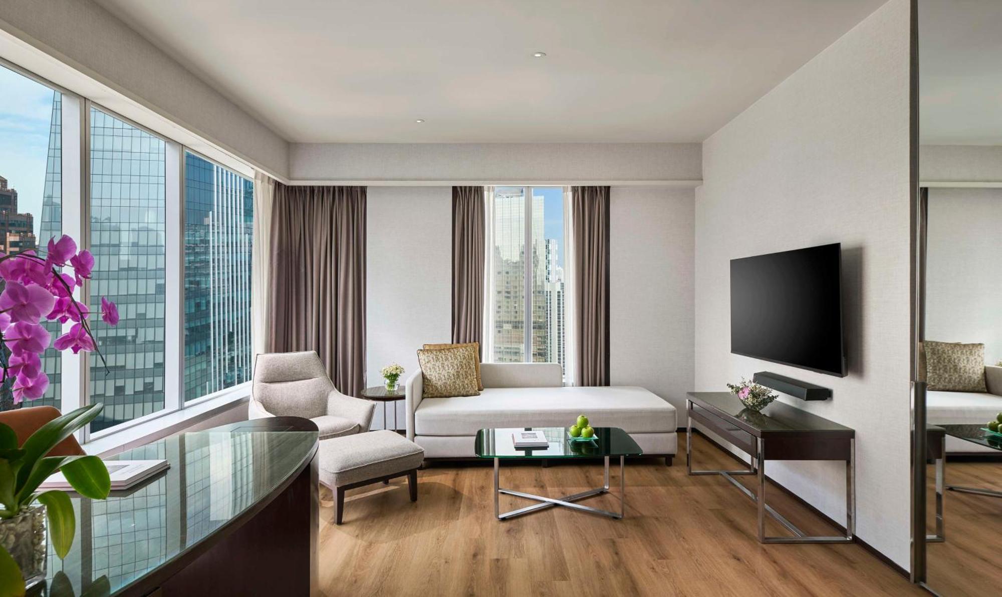 Traders Hotel, קואלה לומפור מראה חיצוני תמונה The photo shows a modern and stylish hotel room or suite. Key features include:

- Large windows with views of a cityscape, allowing natural light to fill the space.
- Elegant curtains that frame the windows.
- A light-colored sofa positioned near th